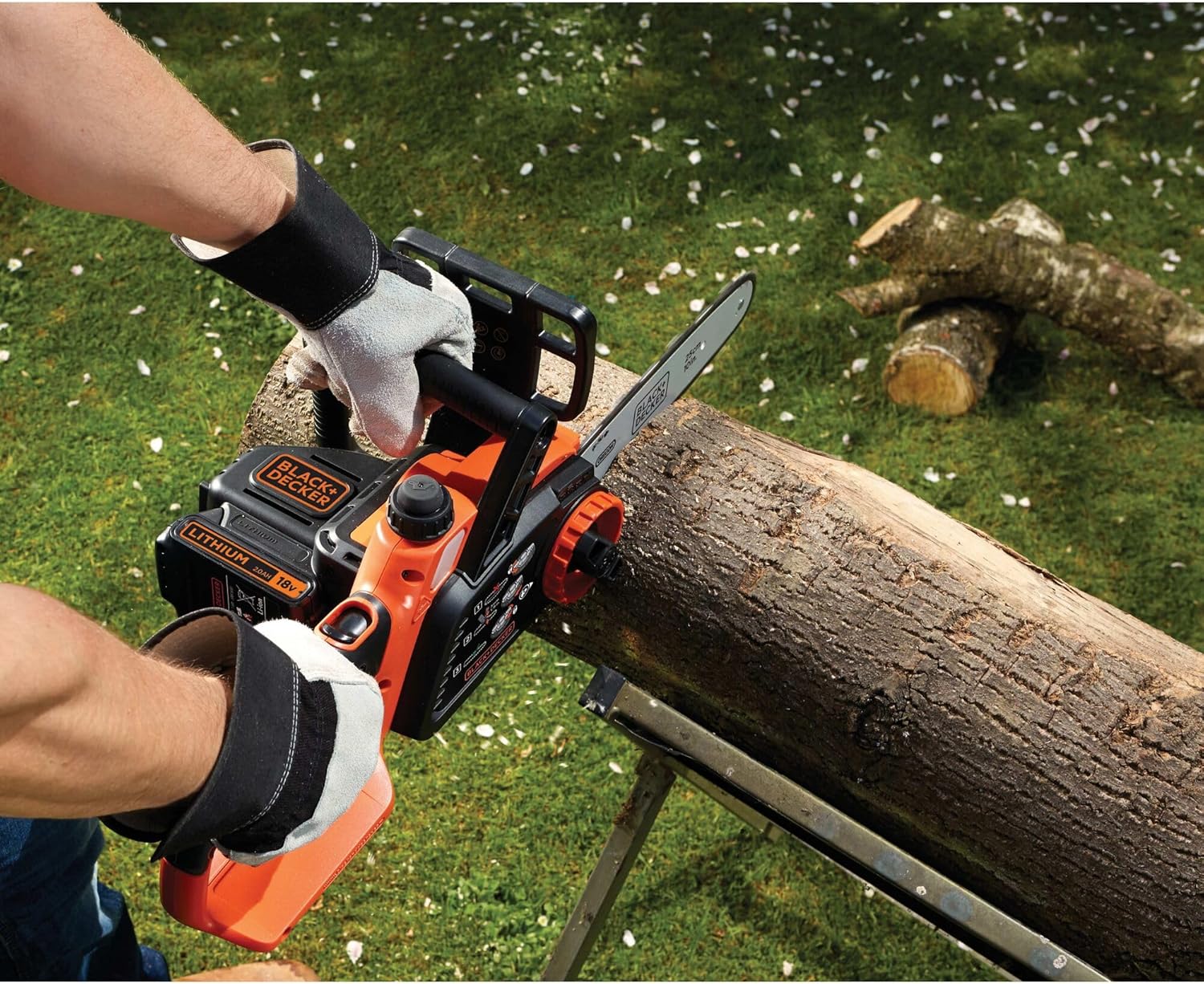 BLACK+DECKER Trononneuse Sans Fil 18 V 25 cm avec Batterie Li-Ion 2 Ah et Chargeur - Scie à Chane avec Lubrification Semi-Automatique - Tendeur de Chaine Sans Outil GKC1825L20-QW
