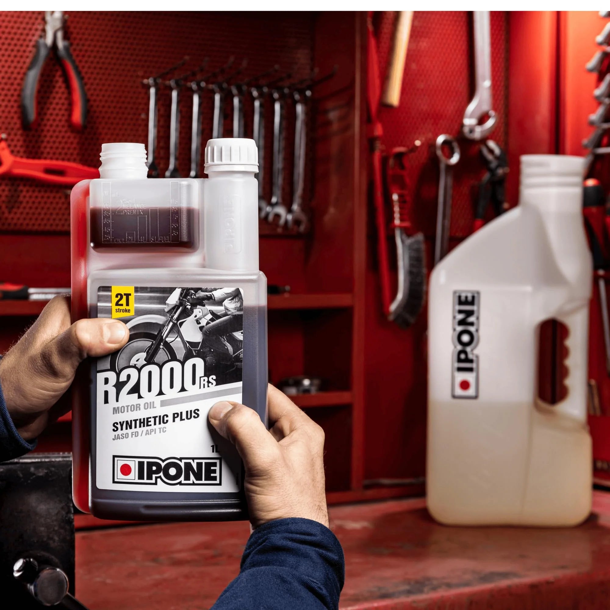 IPONE – Huile Moteur Moto 2 Temps R2000 RS - Usage Urbain - Semi-Synthétique – Compatible Mélange et Injection - Meilleurs démarrages - Réductions des Emissions de Fumée - 4L