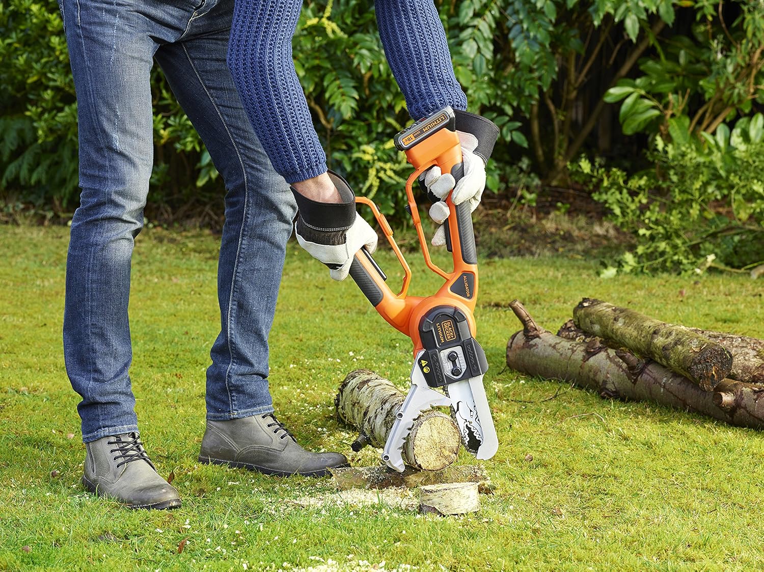 Tronçonneuse sans fil BLACK+DECKER 18 V avec batterie lithium-ion 2,0 Ah